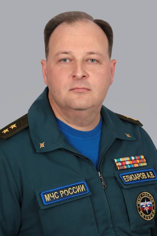 У Москві гігантська бурулька впала на голову генералу МНС Росії, його прооперували: момент потрапив на відео