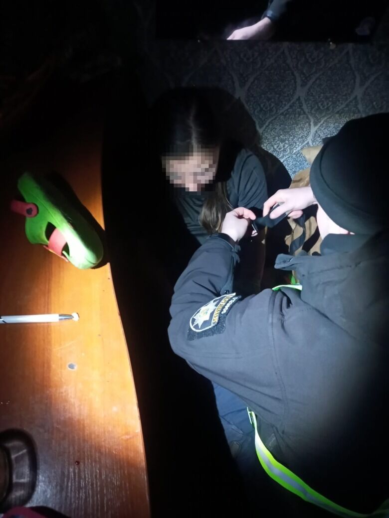 В Киеве полицейские спасли женщину, пытавшуюся совершить самоубийство на глазах у собственных детей. Фото и видео