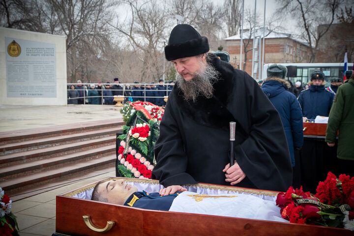 В Росії назвали імена загиблих під час ударів по бомбардувальниках в Енгельсі військових. Фото 