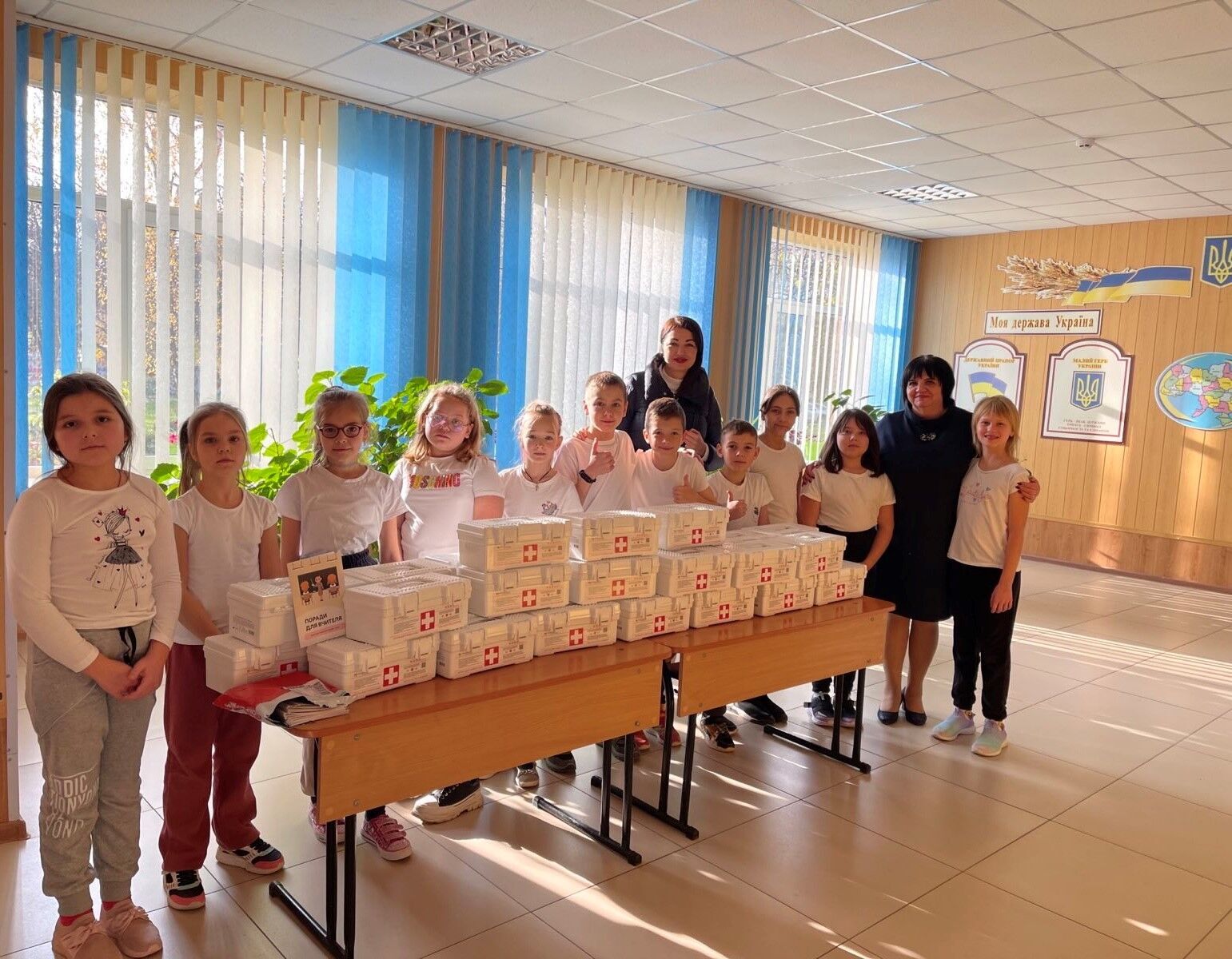 Украинские школьники получили аптечки, которые помогут обезопасить жизнь