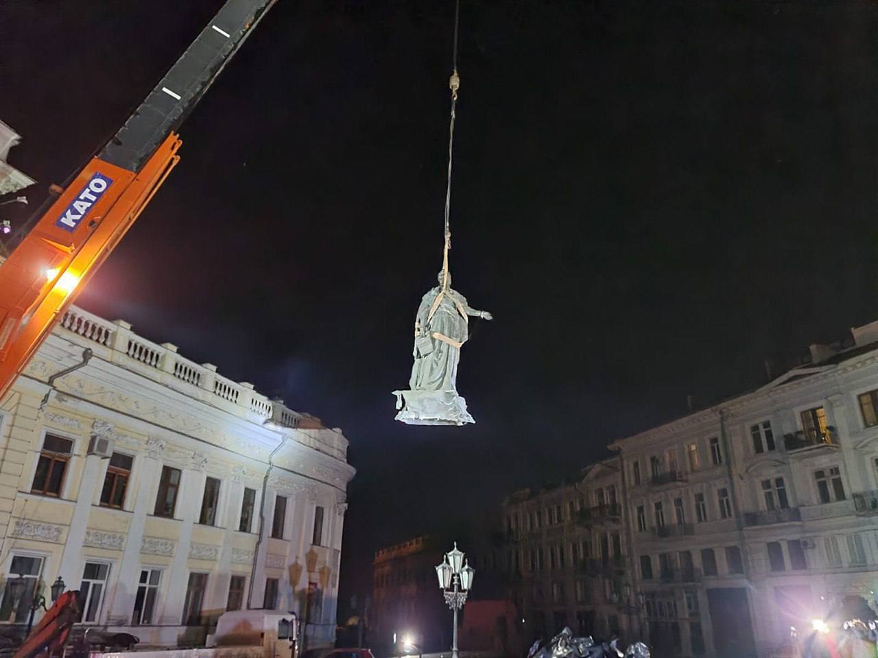 В Одессе снесли памятники Екатерине II и Суворову. Фото и видео