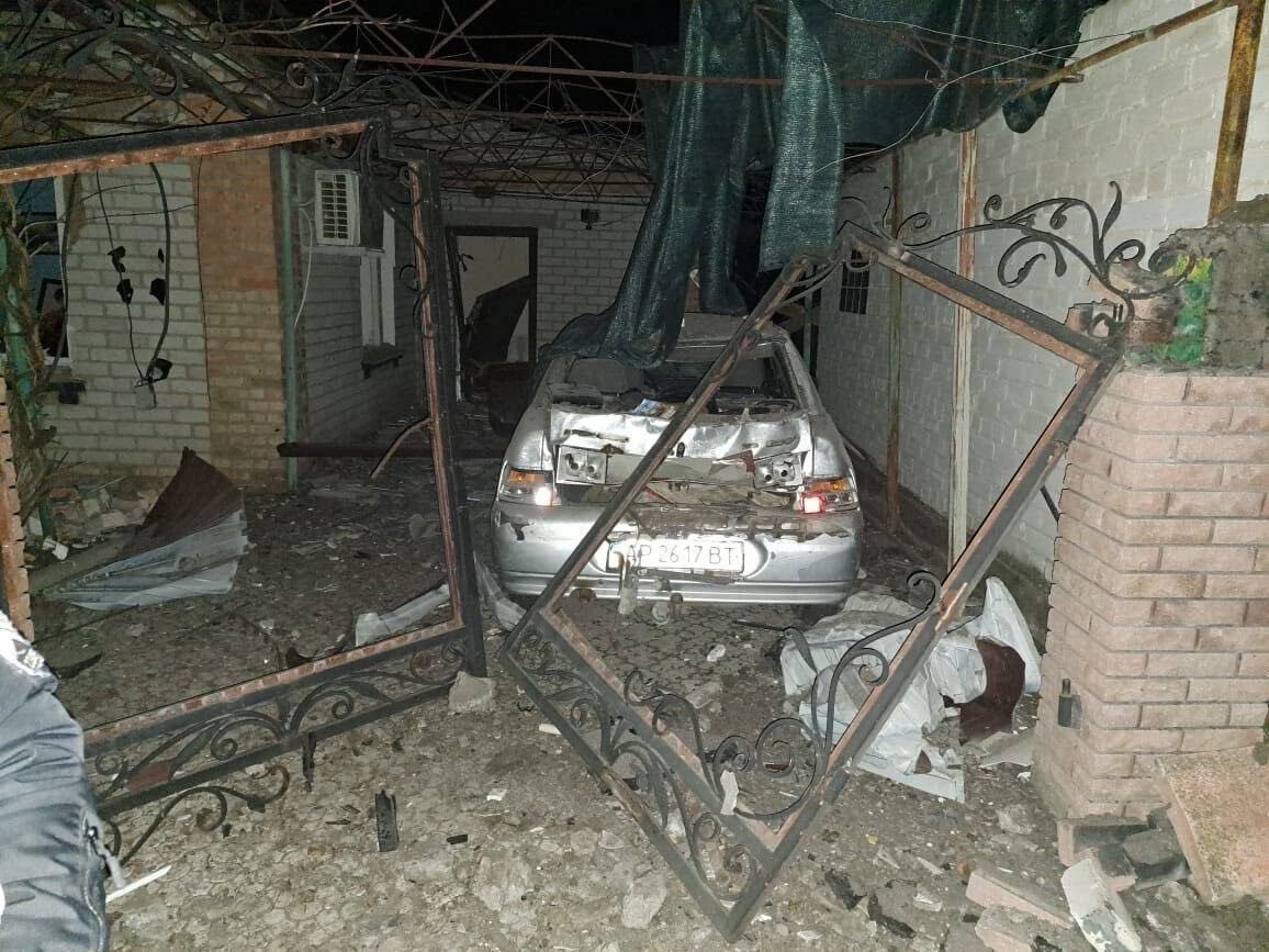 Війська РФ вдарили по передмістю Запоріжжя: є руйнування, пошкоджено газогін. Фото