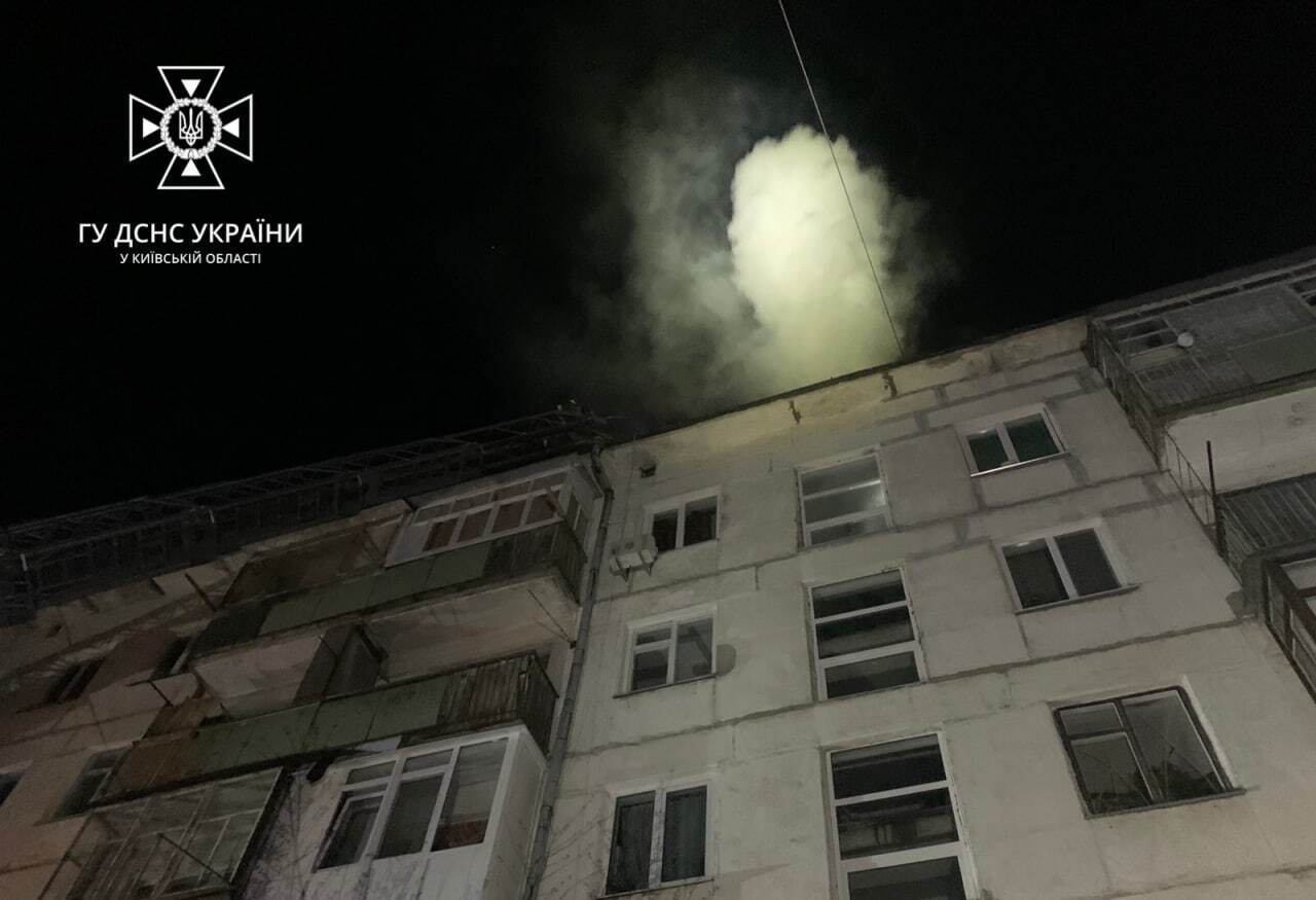 В Киевской области во время пожара в жилом доме эвакуировали 65 человек. Фото