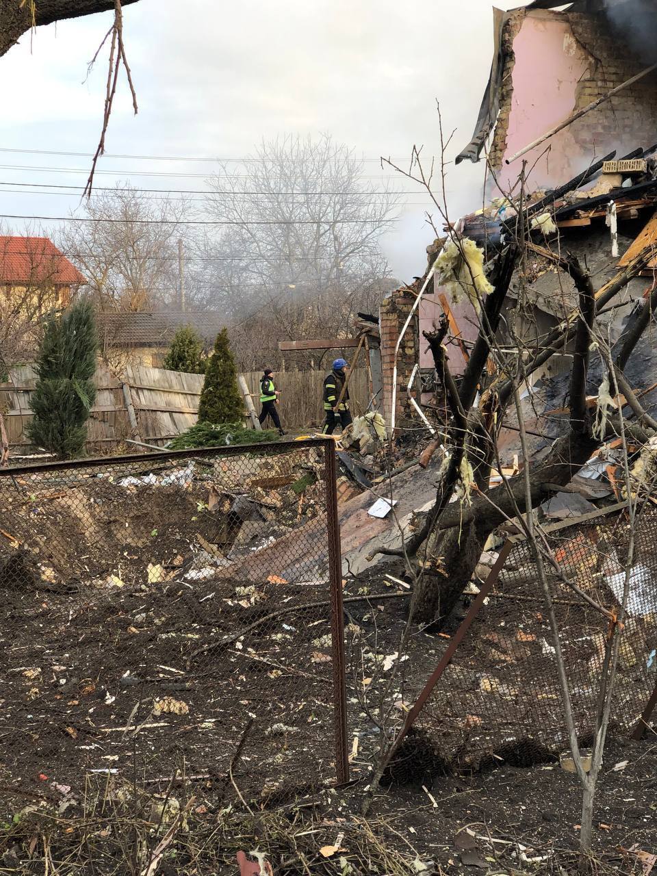 В Киеве прогремели взрывы, обломки ракеты упали на дома: среди пострадавших – ребенок