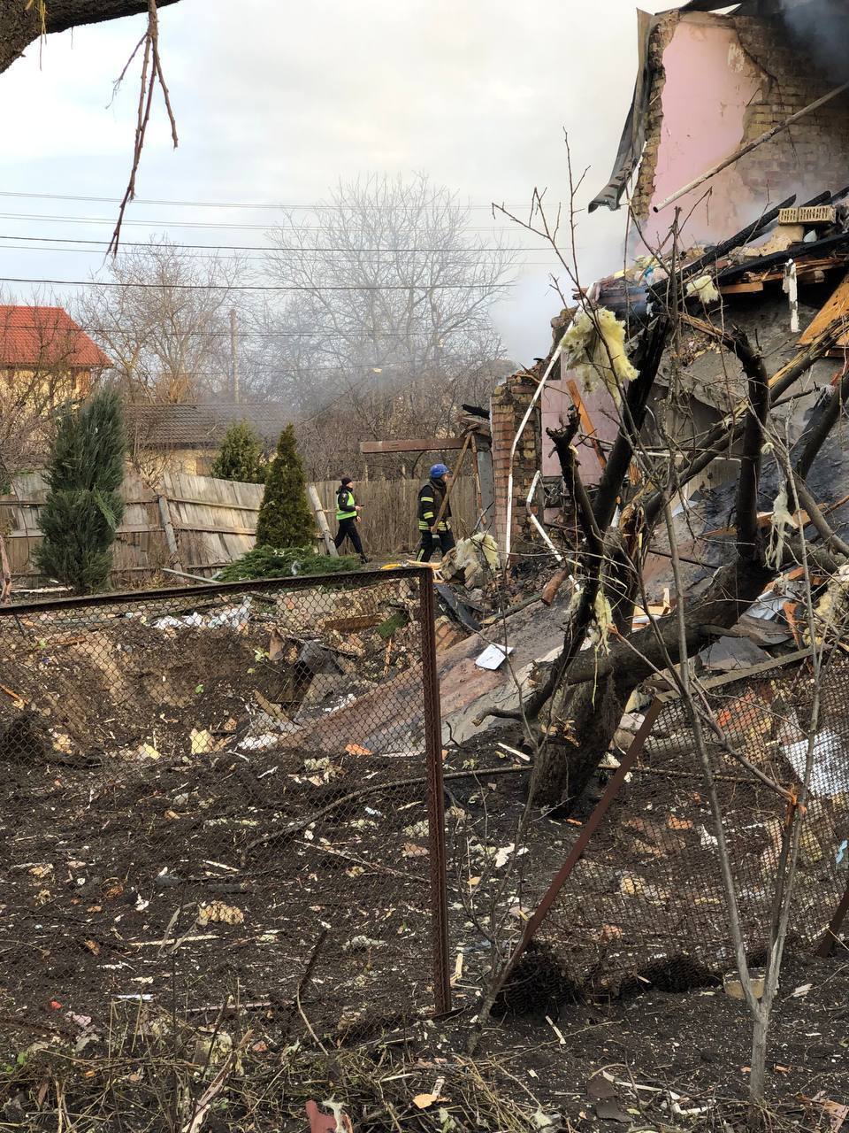 У Києві прогриміли вибухи, уламки ракети впали на будинки: серед постраждалих – дитина