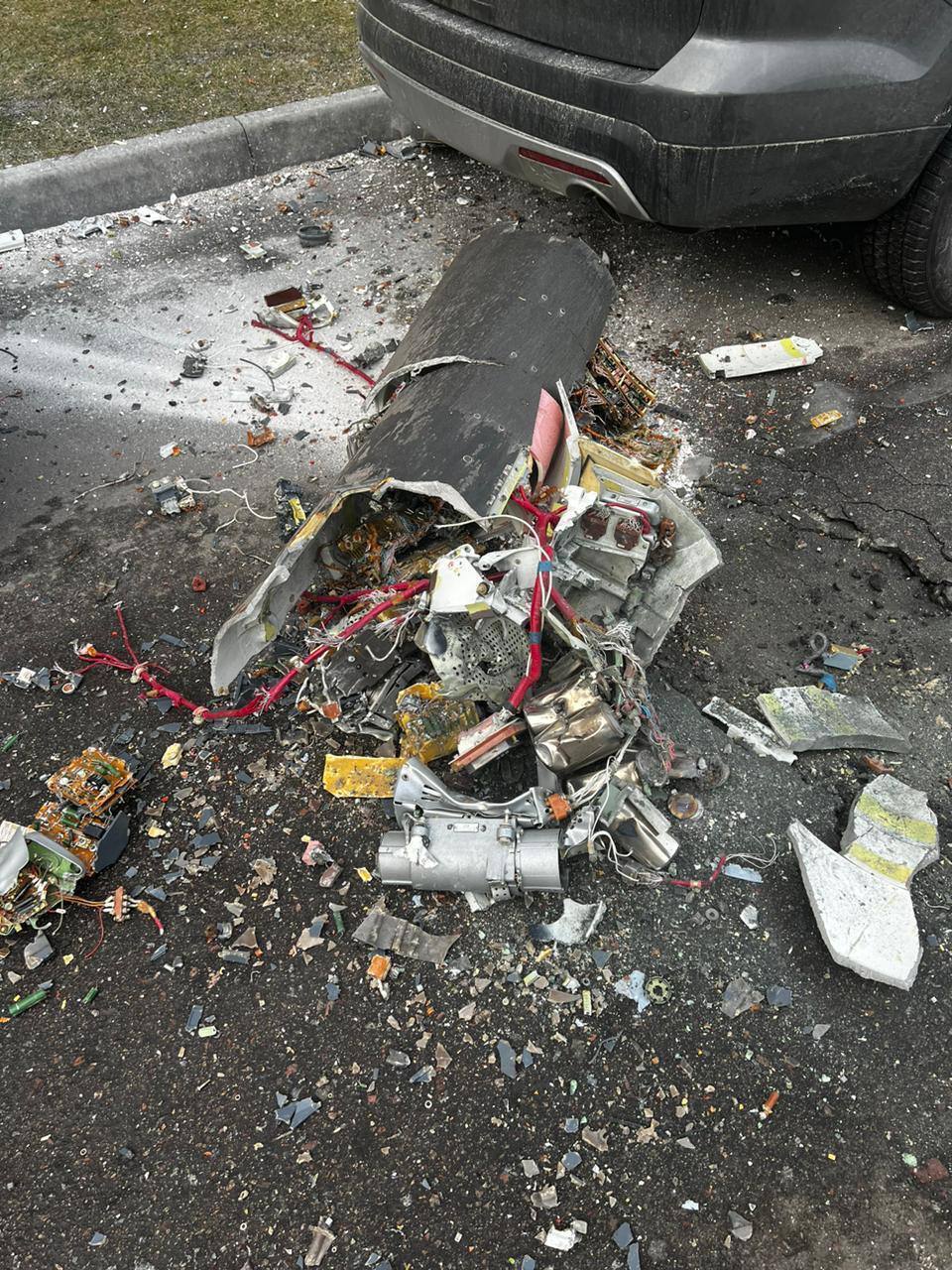 У Києві прогриміли вибухи, уламки ракети впали на будинки: серед постраждалих – дитина
