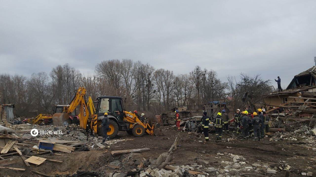 Падение обломков ракеты в Бортничах в Киеве: первыми помощь пострадавшим оказали местные жители. Фото и видео