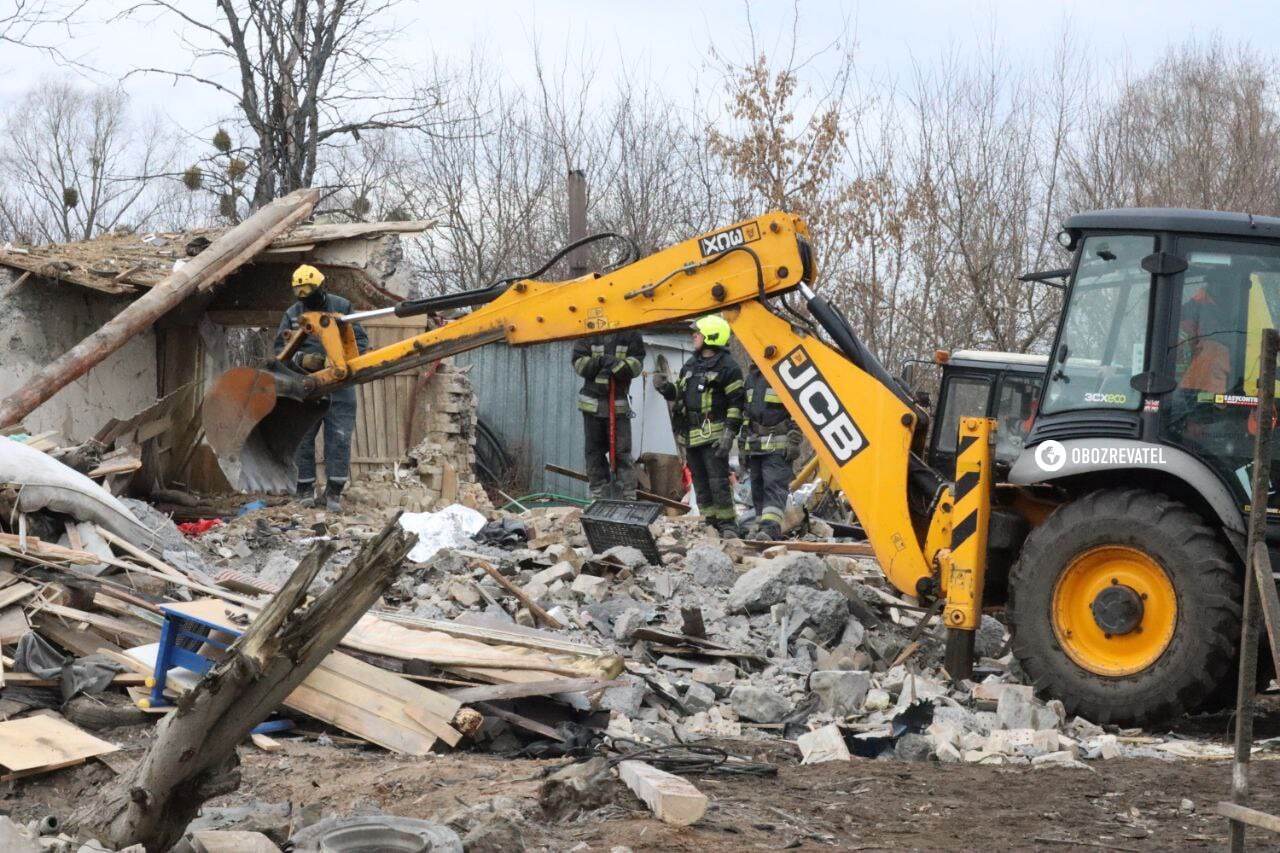 Падіння уламків ракети в Бортничах у Києві: першими допомогу постраждалим надали місцеві мешканці. Фото та відео