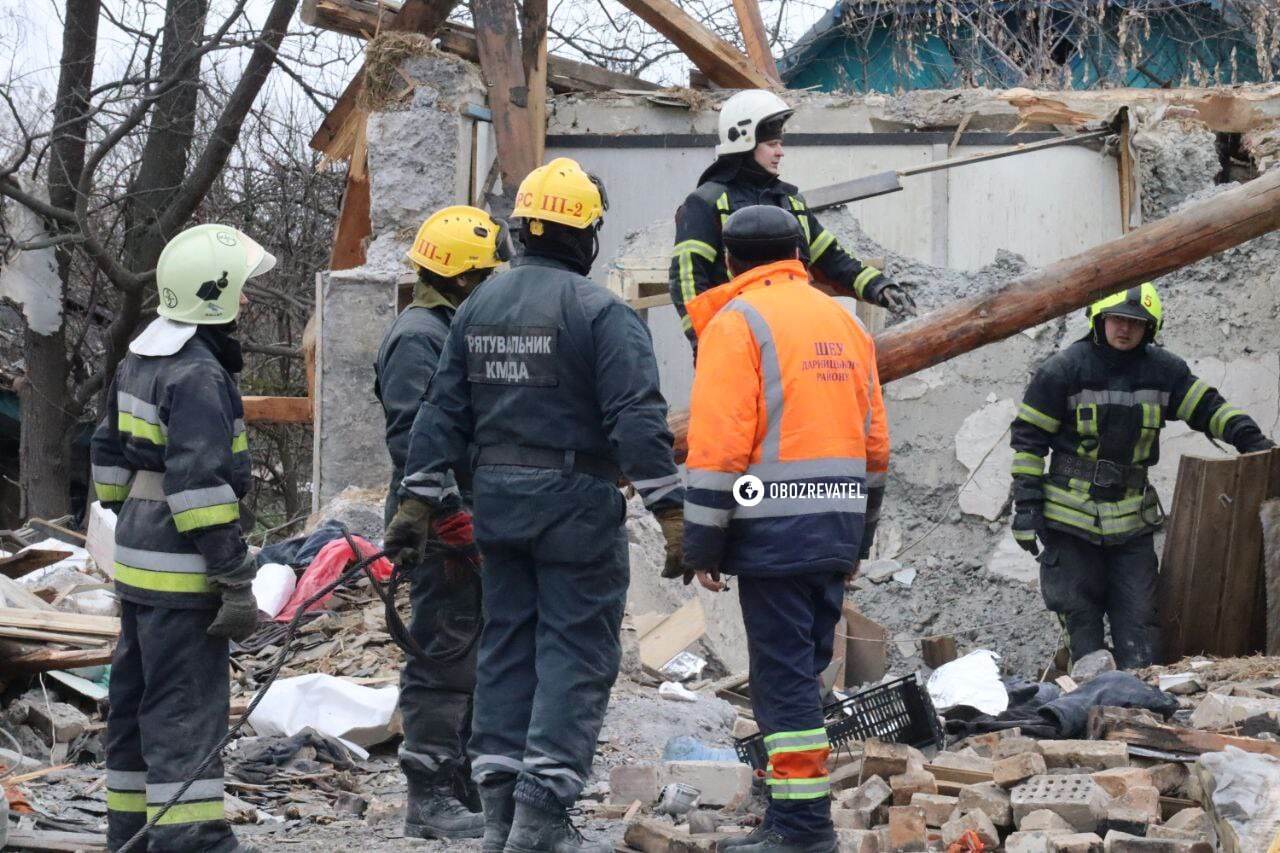 Падение обломков ракеты в Бортничах в Киеве: первыми помощь пострадавшим оказали местные жители. Фото и видео