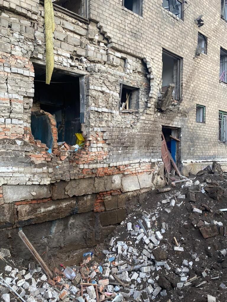 Війська РФ вдарили по центру розміщення переселенців у Костянтинівці на Донеччині: є поранений. Фото