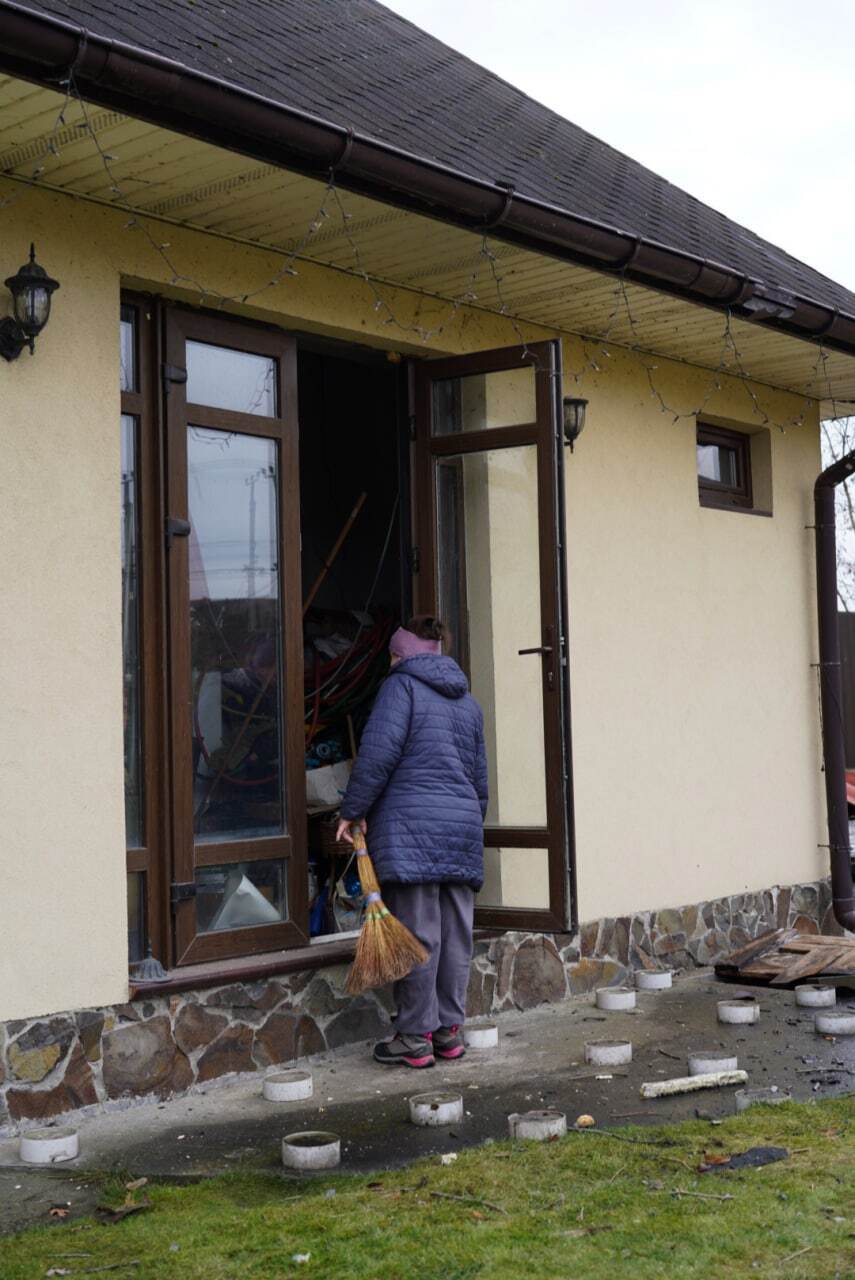 К счастью, без пострадавших: появились фото последствий массированной ракетной атаки в Киевской области