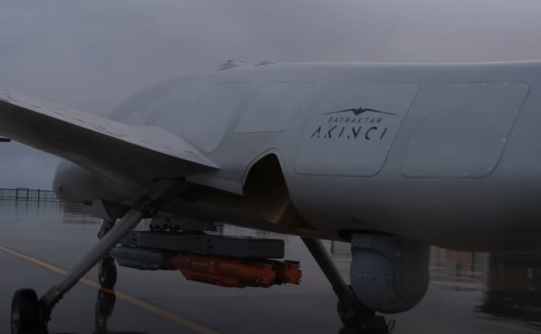 Точно в цель: БПЛА Bayraktar AKINCI успешно испытал мини-бомбу TOLUN. Видео