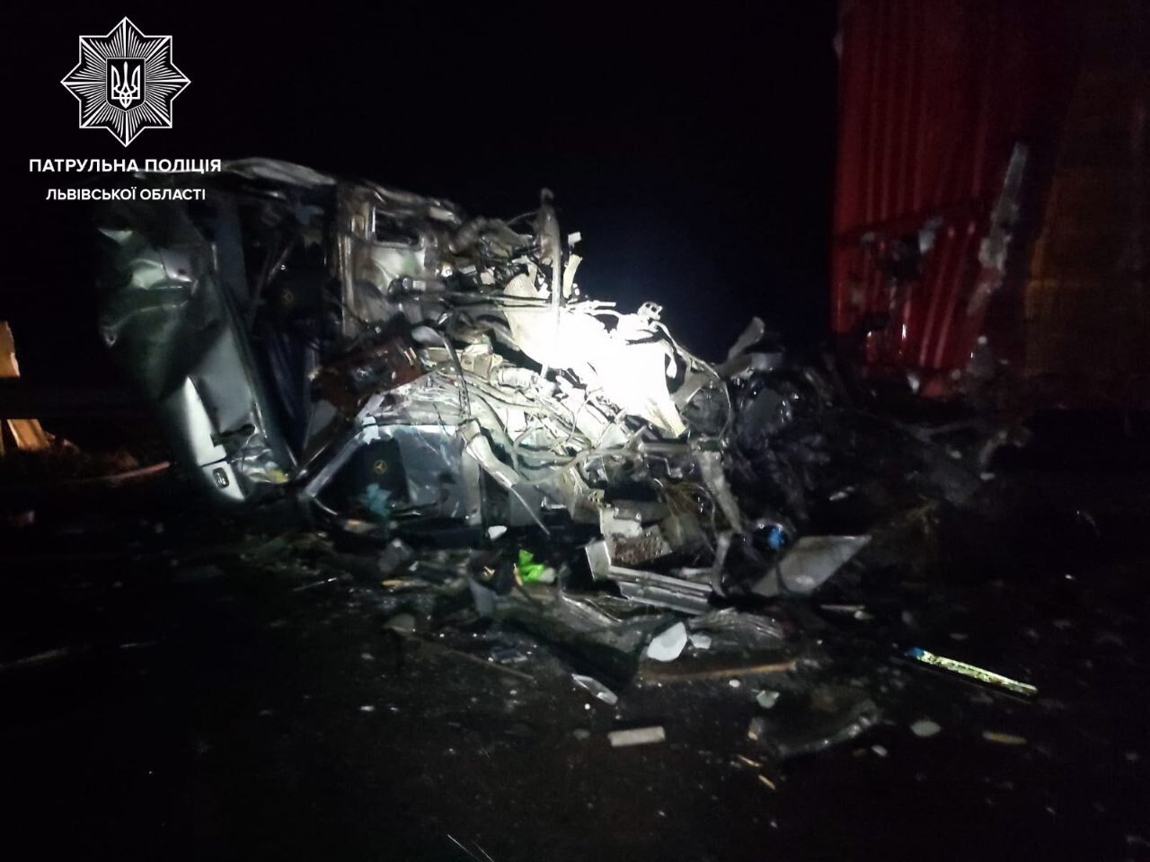 На Львівщині зіткнулися дві вантажівки, є загиблі: подробиці від поліції і фото з місця аварії