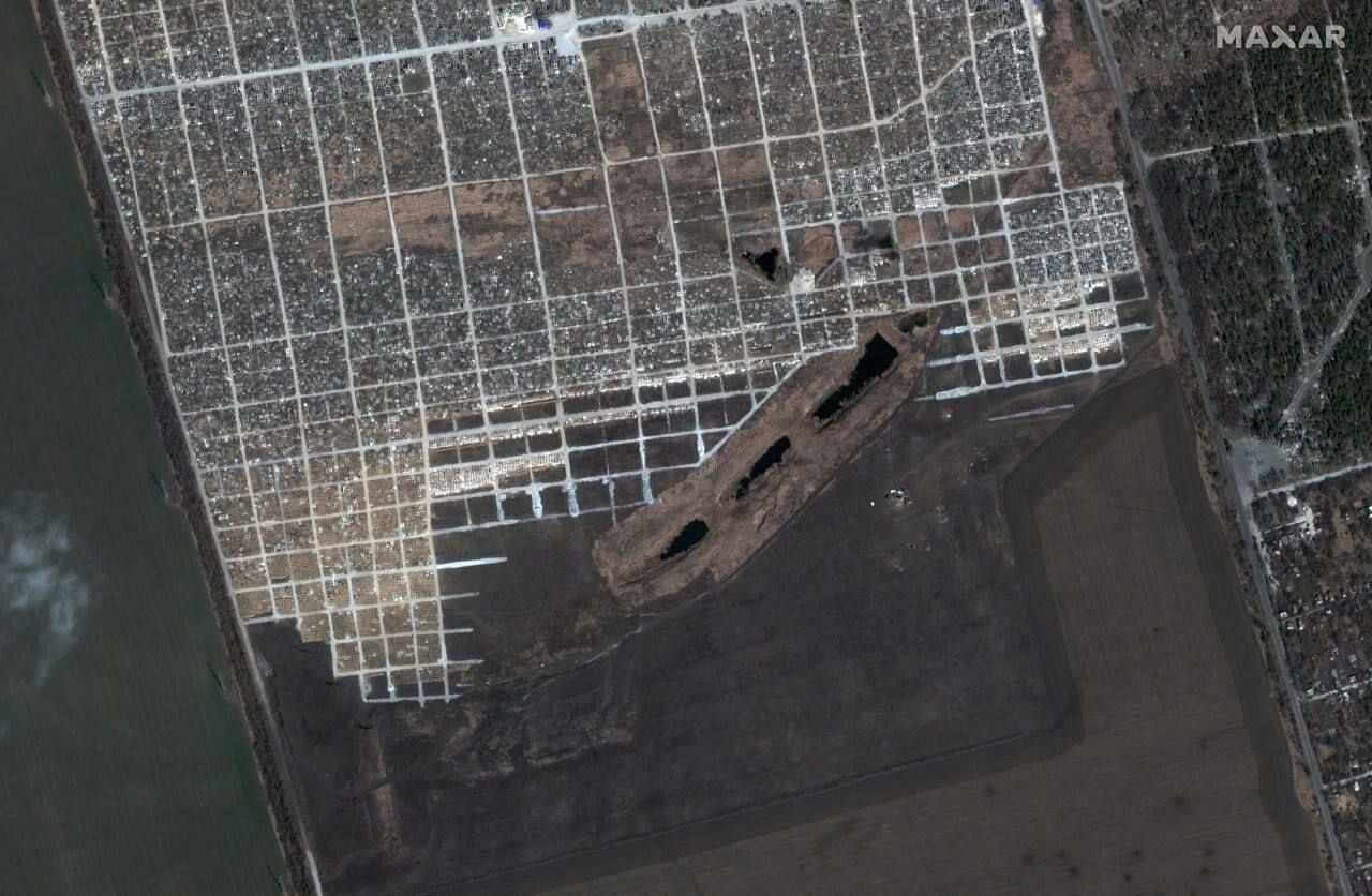 Тисячі нових могил: нові супутникові фото показали значне розширення кладовища в Маріуполі