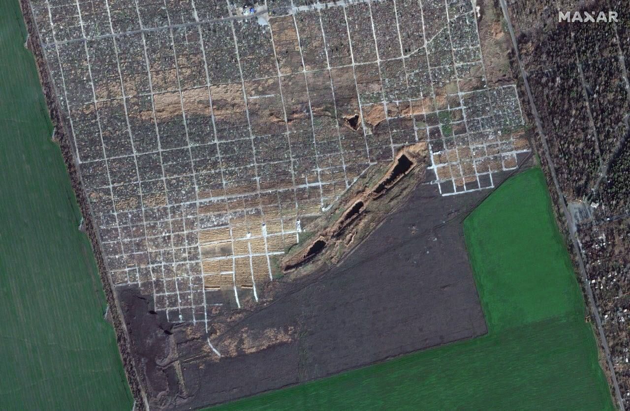 Тисячі нових могил: нові супутникові фото показали значне розширення кладовища в Маріуполі