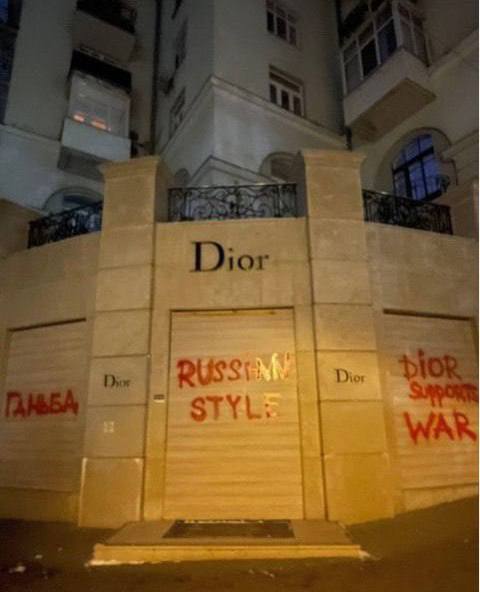Бутік Dior в Києві розмалювали через підтримку Росії: Осадча заявила, що знає автора гнівних написів