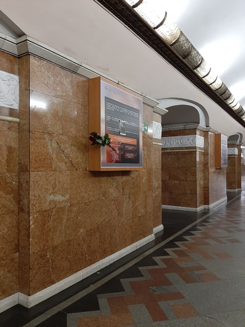 В Києві на станцію метро ''Університет'' принесли зображення Пушкіна і квіти на місце, до стояв його бюст. Ексклюзивні фото   