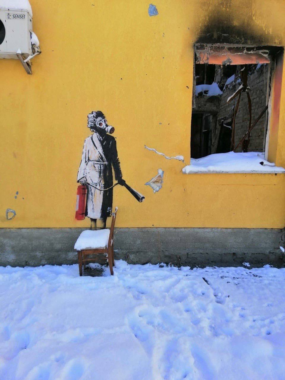 Граффити Бенкси, срезанное злоумышленниками в Гостомеле, оставили на хранение в полиции: будет проведена экспертиза. Фото и видео
