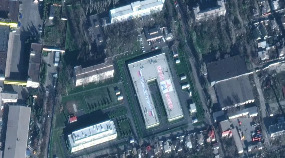Оккупанты разместили в центре Мариуполя новую военную базу: спутниковое фото
