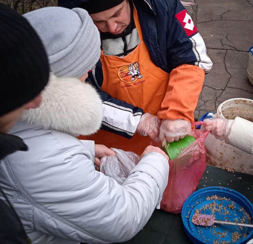 В Мариуполе люди накануне новогодних праздников вынуждены стоять в очередях за кашей и куском хлеба. Фото