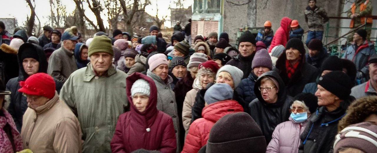 В Мариуполе люди накануне новогодних праздников вынуждены стоять в очередях за кашей и куском хлеба. Фото