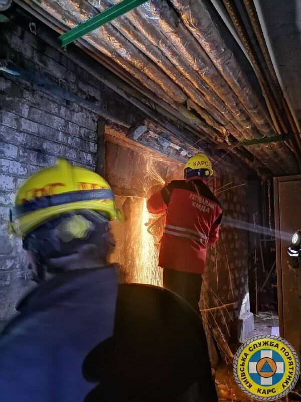 У Києві чоловік впав у шахту ліфта на глибину 8 метрів. Фото