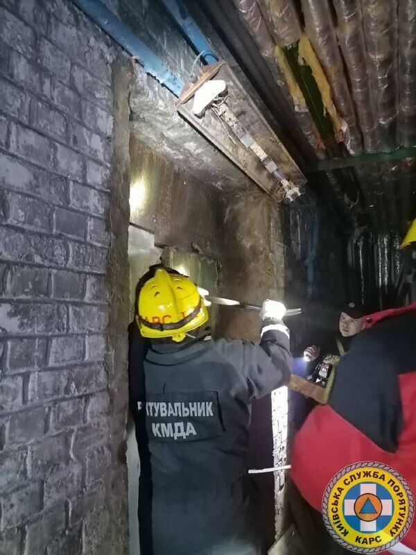 В Киеве мужчина упал в шахту лифта на глубину 8 метров. Фото