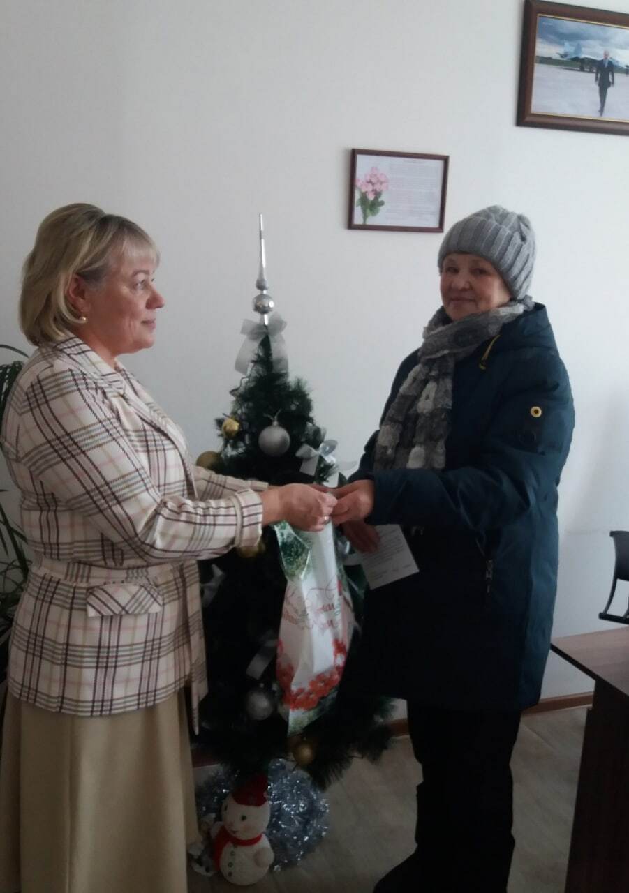 В России матери ликвидированного в Украине оккупанта вручили пакет с мандаринами и открытку. Фото