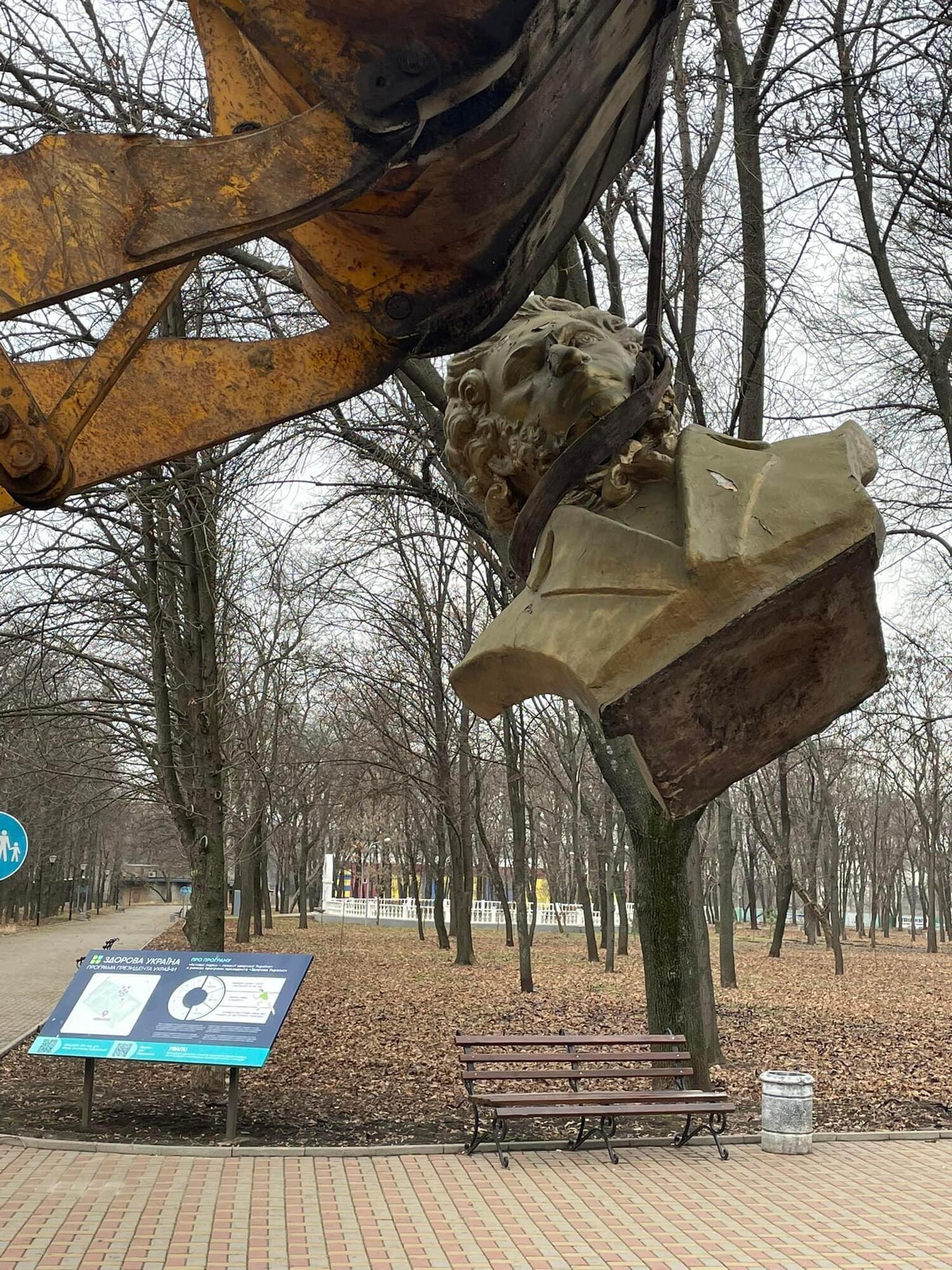 ''Пушкінопад'' дістався Краматорська на Донеччині: в Україні має бути українське. Фото