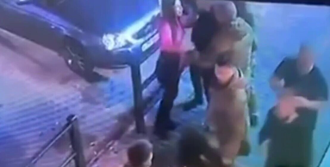У Сімферополі кадировці натовпом побили відвідувача клубу через зауваження. Відео 