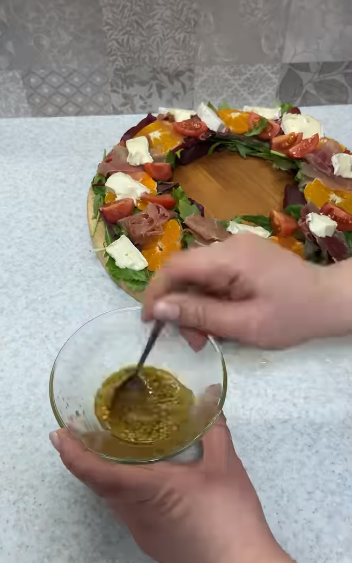В виде веночка с мандаринами: самый трендовый салат на Новый год 2023