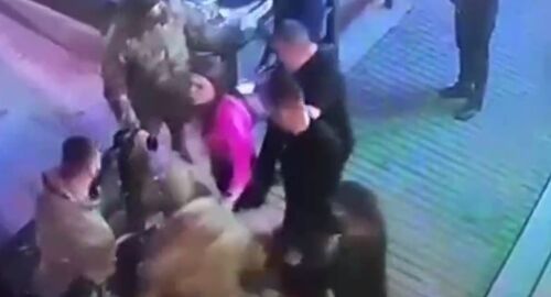 В Симферополе кадыровцы толпой избили посетителя клуба из-за замечаний. Видео