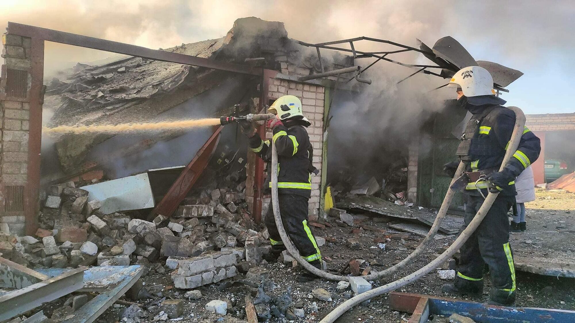 У Миколаєві на місці обстрілу РФ спалахнула пожежа, на місце виїхали рятувальники. Фото 