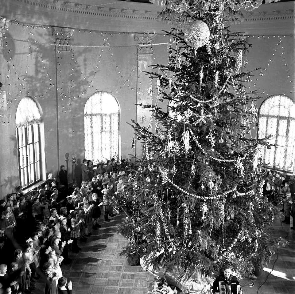 У мережі показали, як святкували Новий рік маленькі кияни у Жовтневому палаці в 1963-му році. Фото