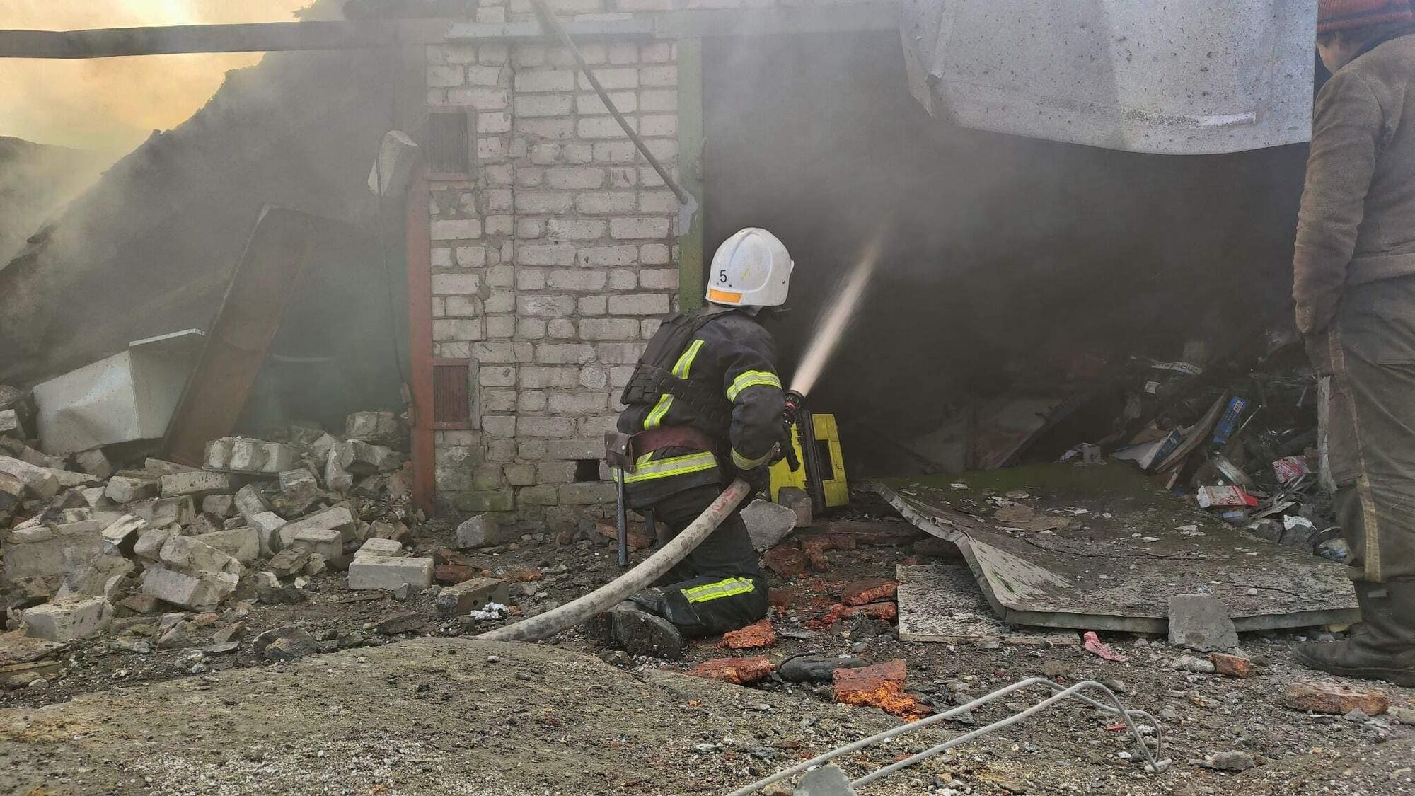 В Николаеве на месте обстрела РФ вспыхнул пожар, на место выехали спасатели. Фото
