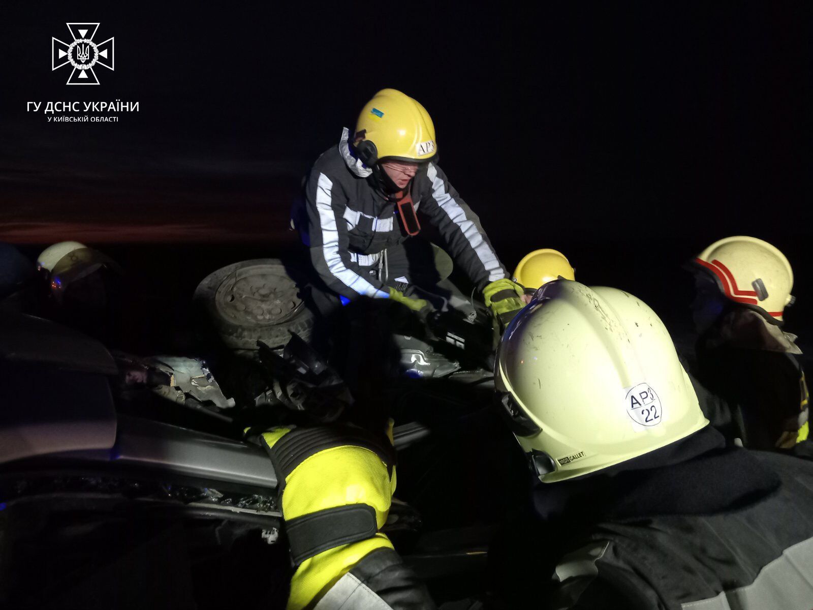 На Киевщине столкнулись две легковушки: пострадавшего пассажира деблокировали с помощью специнструмента. Фото