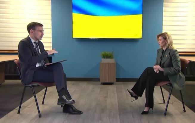 Штани-кльош, сірий жакет і шпилька: Олена Зеленська підбила підсумки року в елегантному образі. Фото