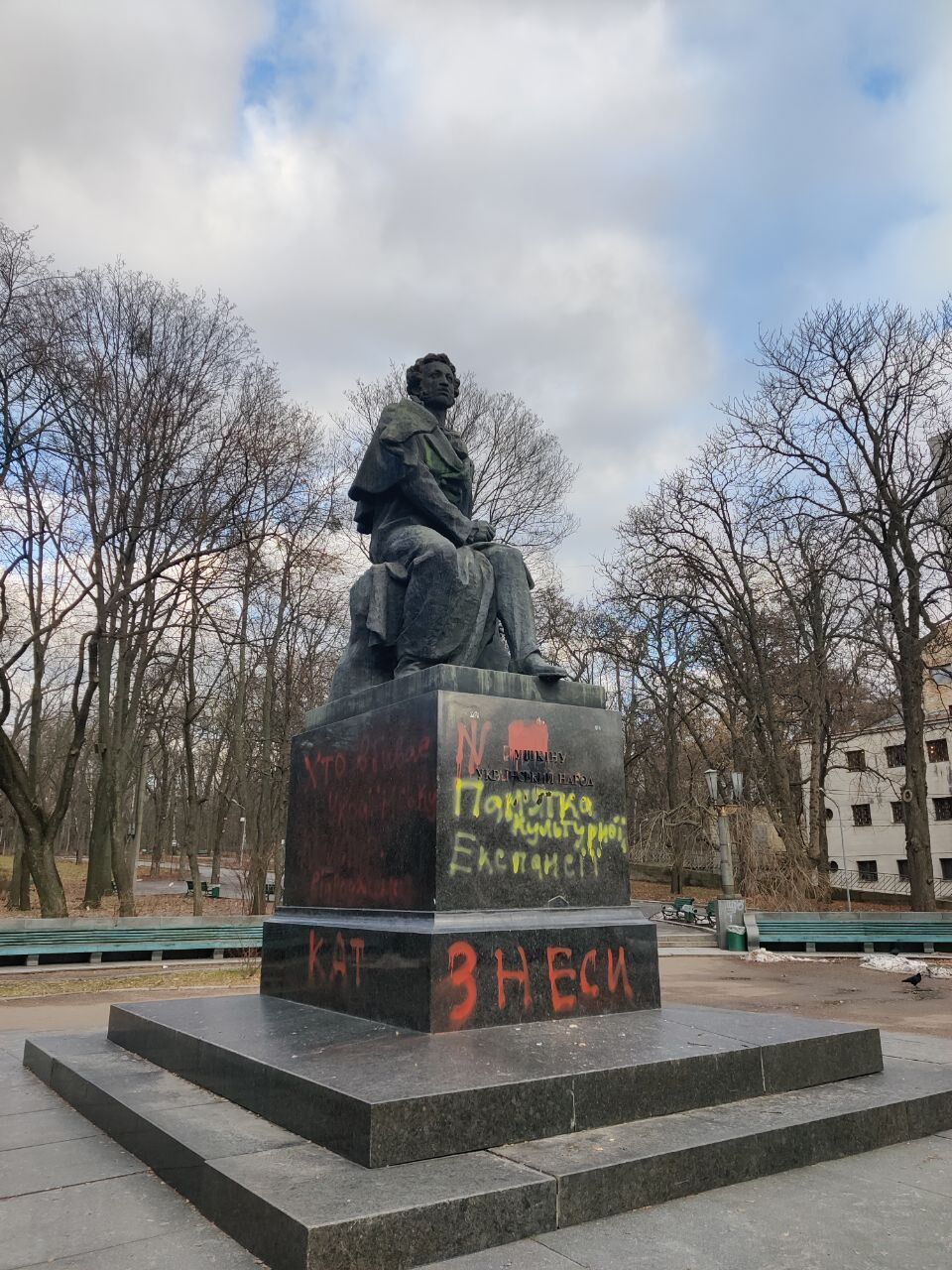 У Києві обмалювали найбільший пам’ятник Пушкіну в Україні: вимагають знести. Фото
