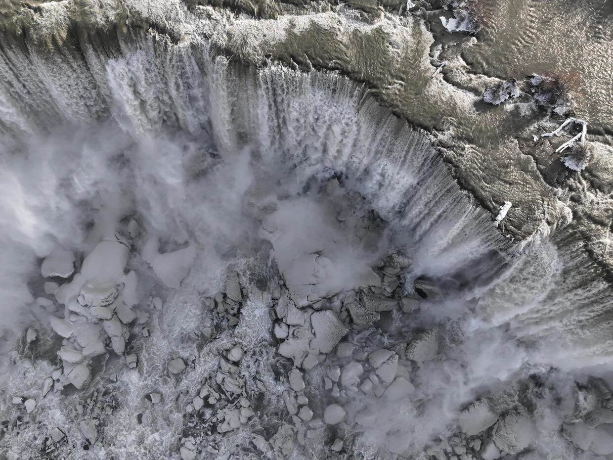 Арктичний шторм заморозив підніжжя Ніагарського водоспаду: атмосферні фото