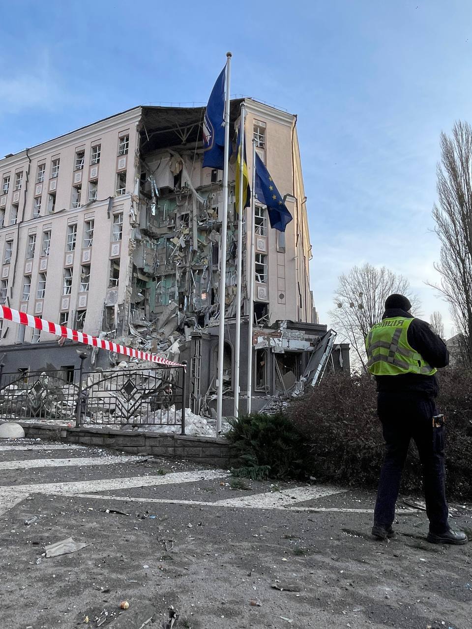 Росія влучила ракетою в готель у Києві: фото і відео наслідків