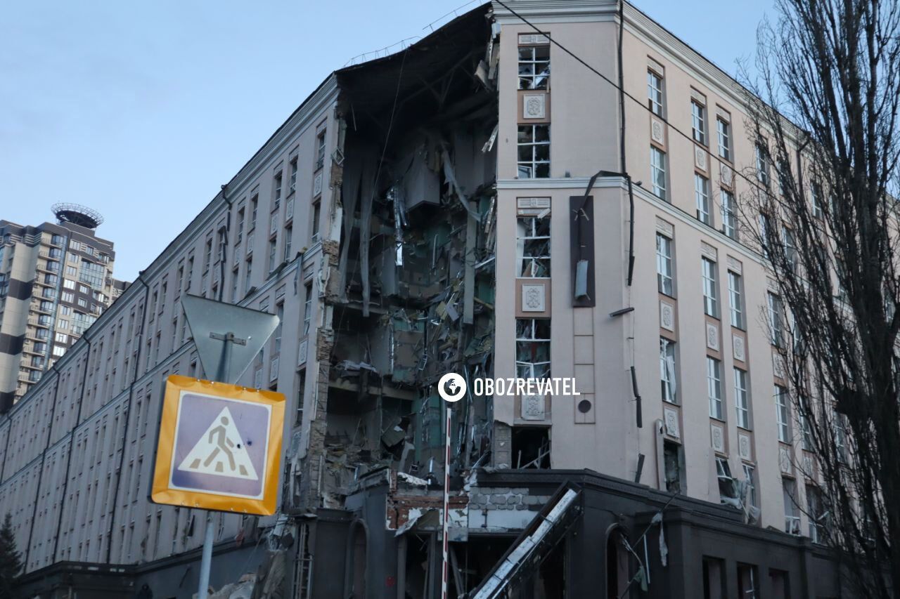 Росія влучила ракетою в готель у Києві: фото і відео наслідків
