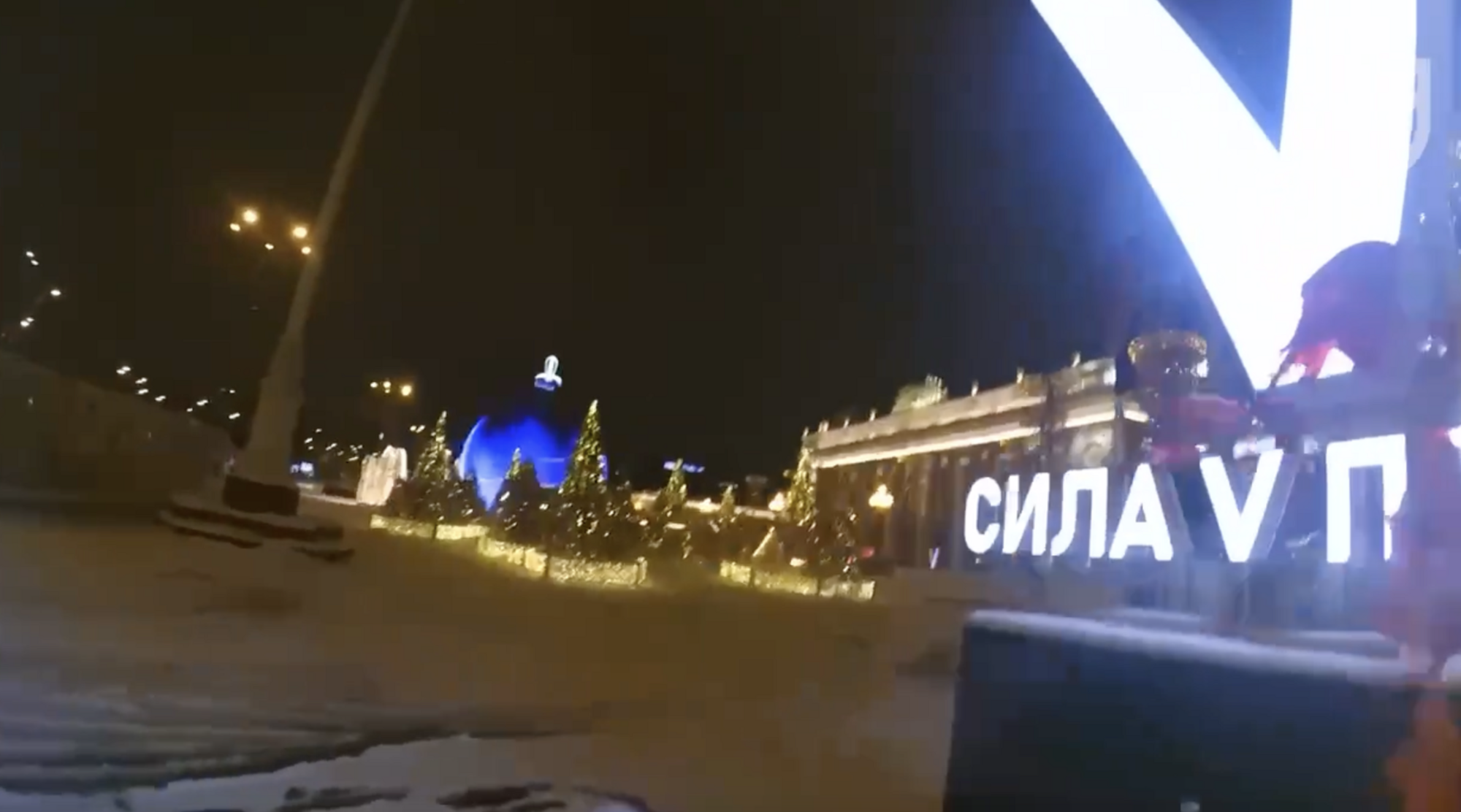 У центрі Москви партизан залив ''кров’ю'' відому Z-інсталяцію. Відео