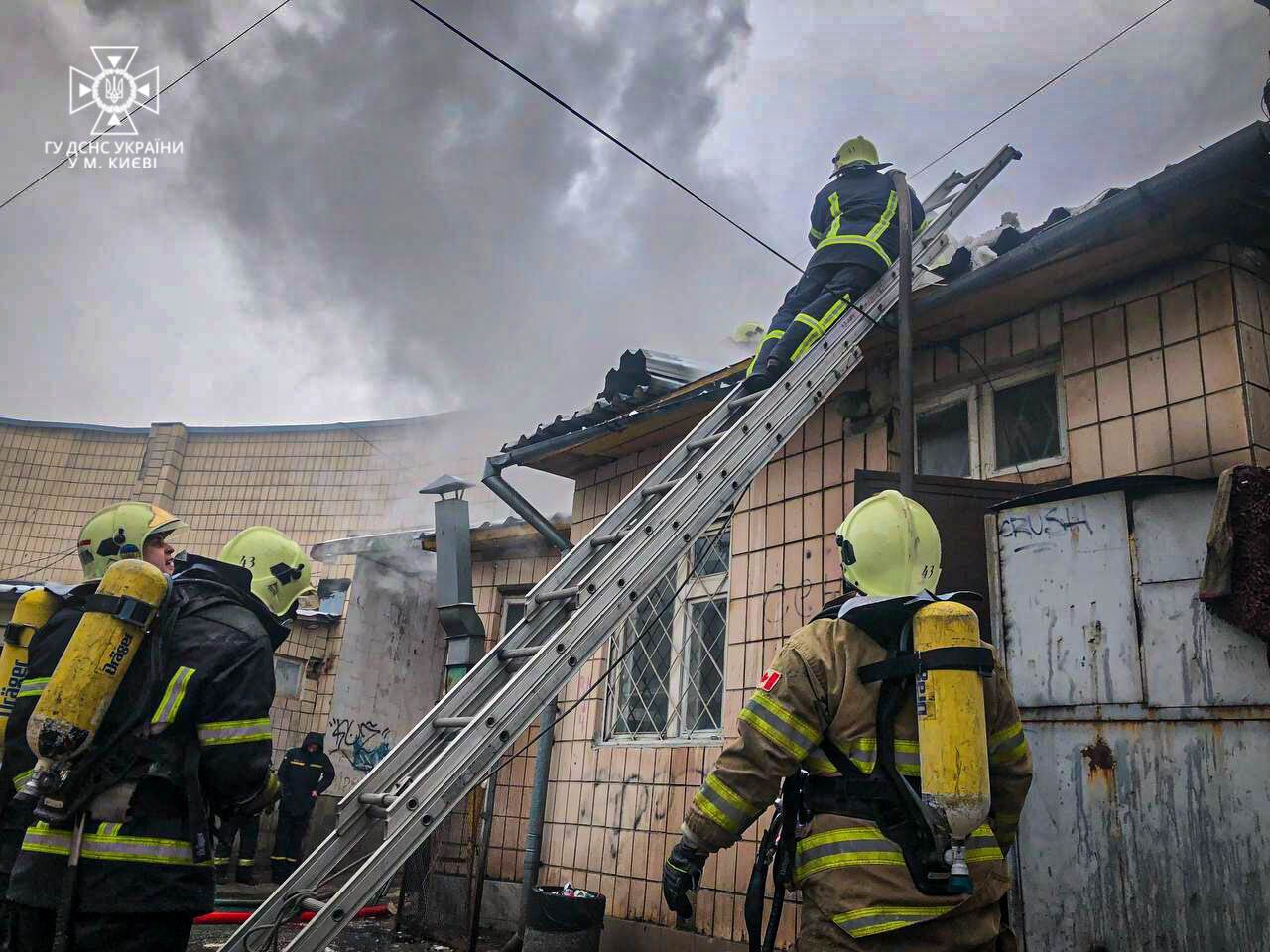 У Києві на Троєщині сталась пожежа в електророзподільному пункті. Фото та відео