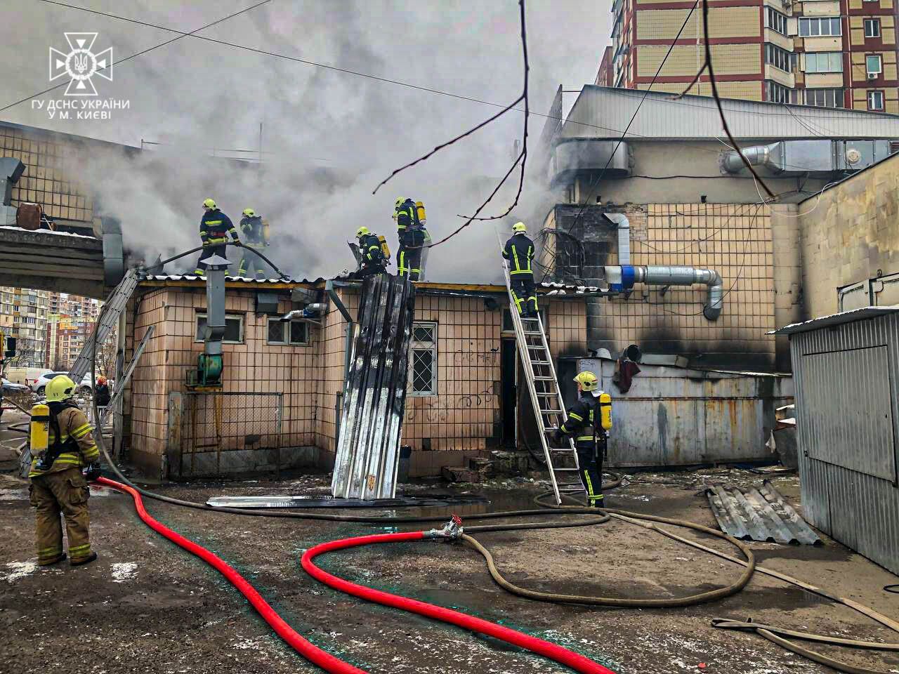 У Києві на Троєщині сталась пожежа в електророзподільному пункті. Фото та відео