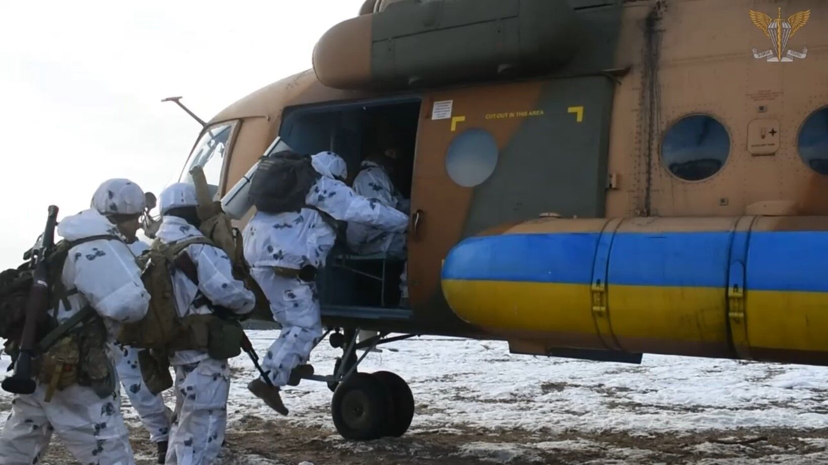 Українські десантники відшліфували свою майстерність із залученням вертольотів: відео тренувань