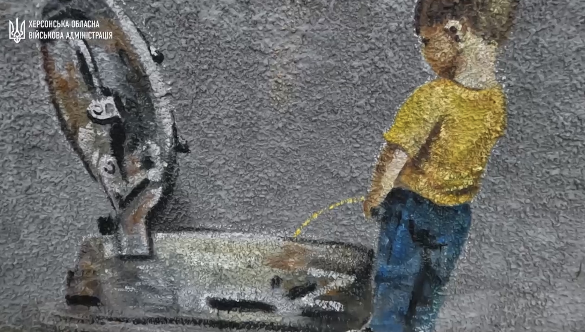 Звільнений Херсон прикрасили десятками патріотичних муралів: малювали прямо на зруйнованих стінах. Відео