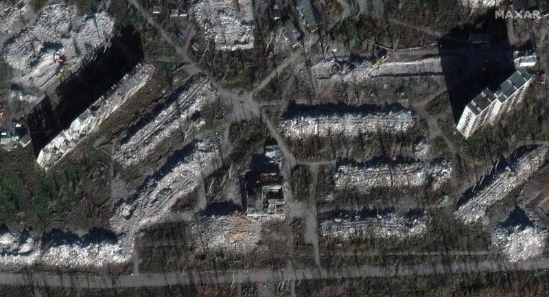 В Мариуполе россияне массово сносят многоэтажки, чтобы скрыть свои преступления: фото со спутника