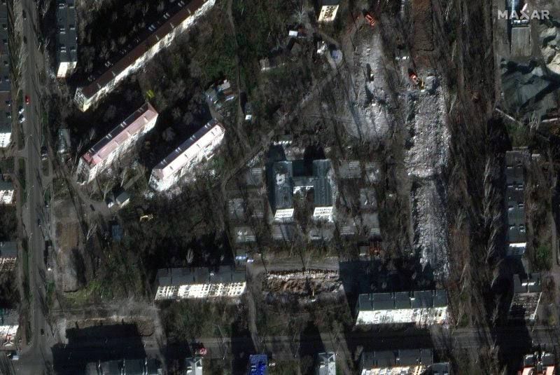 У Маріуполі росіяни масово зносять багатоповерхівки, щоб приховати свої злочини: фото з супутника