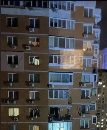 Понівечені вікна в багатоповерхівці в Києві