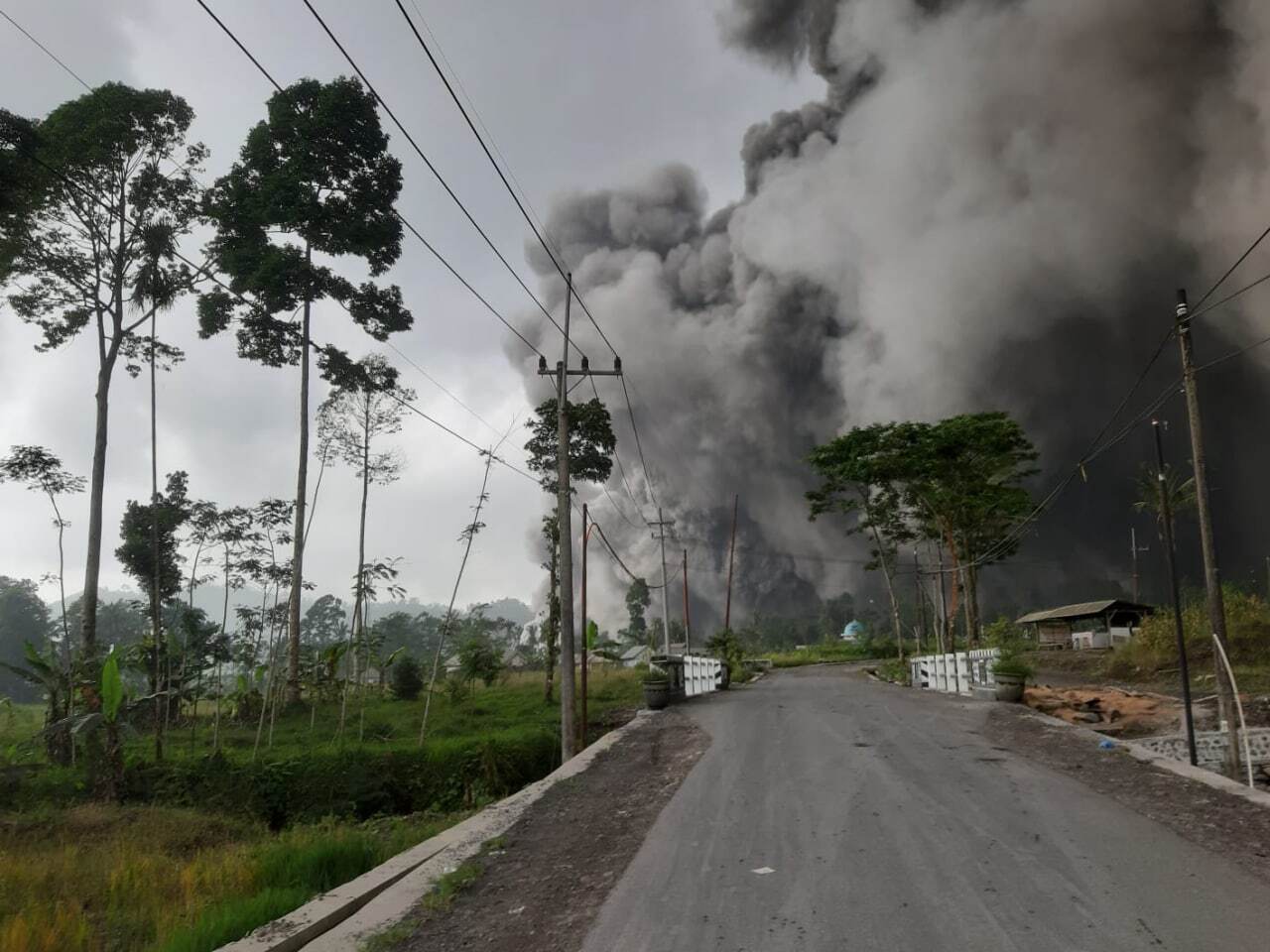 В Индонезии на острове Ява проснулся вулкан Семеру: объявлен максимальный уровень опасности. Фото и видео